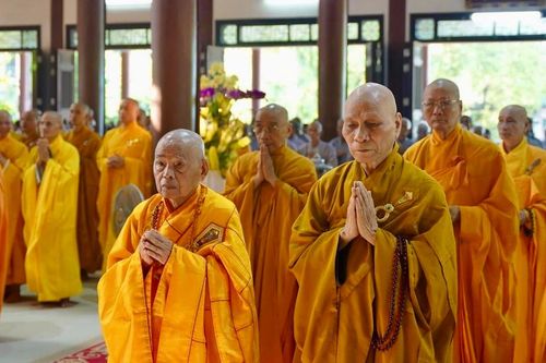 Huế: Chư Tăng Bố-tát, quá đường chung và sinh hoạt Tăng sự tại tổ đình Từ Đàm