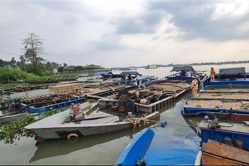 Máu đổ vì 'cát tặc' (Bài 2)