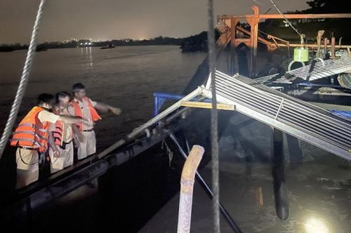 Khởi tố ổ nhóm khai thác cát trái phép trên sông Hồng