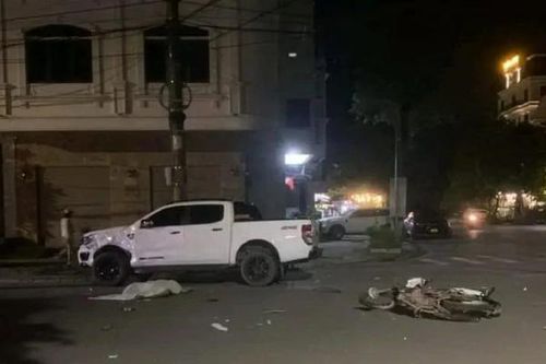 Ô tô bán tải đâm va chạm xe máy trong đêm, 3 người thương vong