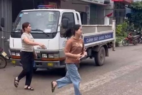 Công an đến tận nhà đưa nữ sinh quên lịch thi tới điểm thi