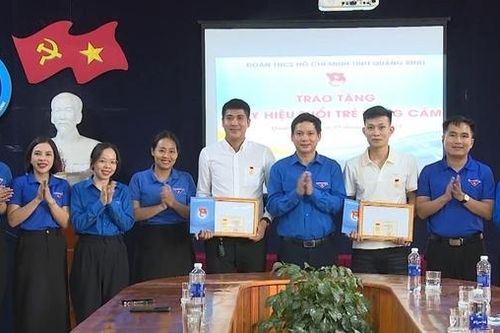 Trao huy hiệu Tuổi trẻ dũng cảm cho 3 đoàn viên dũng cảm cứu người