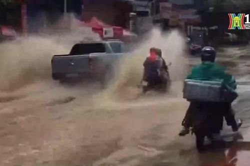 Ý thức giao thông kém bộc lộ trong những ngày mưa