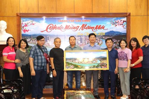 Lãnh đạo Thành ủy gặp mặt gia đình họa sĩ Trịnh Phòng
