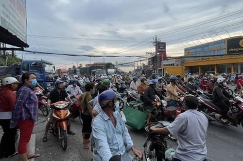Xe khách tông gần chục xe máy dừng đèn đỏ, nhiều người thương vong