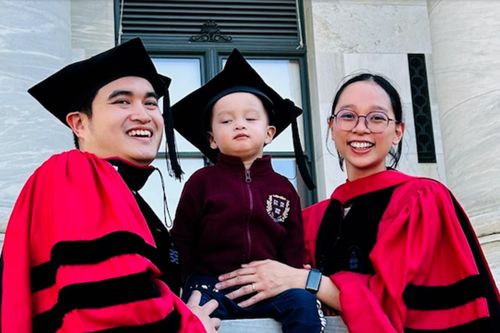 Mối lương duyên đặc biệt của vợ chồng 9X cùng lấy bằng tiến sĩ Đại học Harvard
