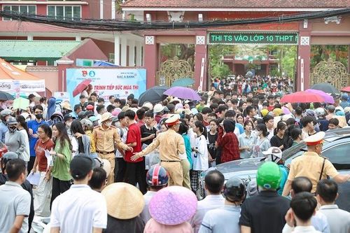 Hình ảnh đẹp của chiến sĩ công an Nghệ An khi hỗ trợ thí sinh, phụ huynh tại các điểm thi