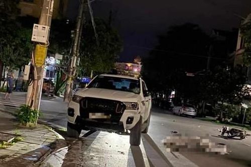 Xe ô tô bán tải va chạm xe máy khiến 3 người thương vong