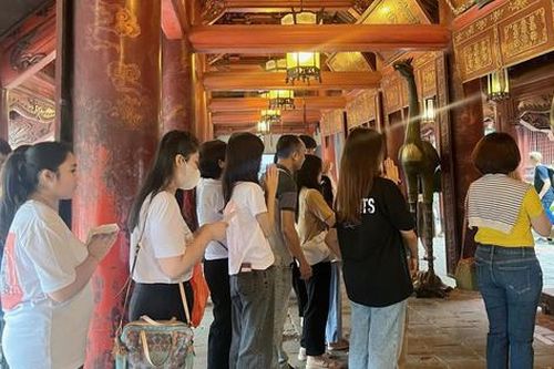 Đền chùa tấp nập sĩ tử, phụ huynh đến cầu may trước ngày thi vào lớp 10