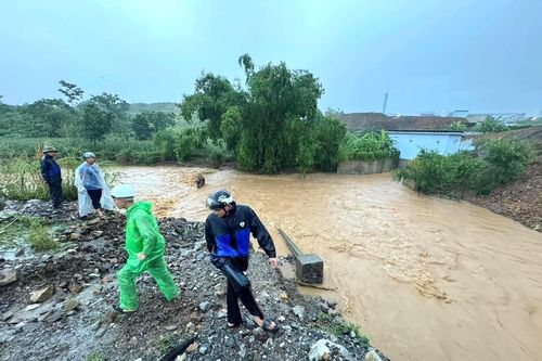 Chưa tìm thấy 2 mẹ con bị lũ cuốn trôi mất tích