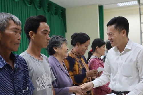 Tặng quà cho gia đình chính sách có hoàn cảnh khó khăn ở Long An