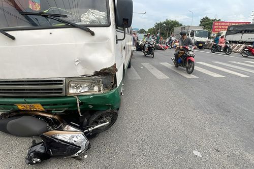 Cảnh ô tô 'lùa' 8 xe máy ở Long An khiến hai người tử vong
