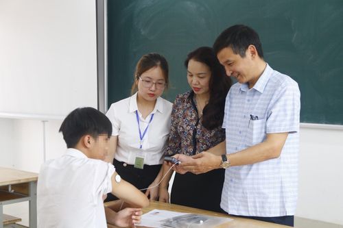 Hai sĩ tử đặc biệt ở Hà Nội được phép mang điện thoại vào phòng thi