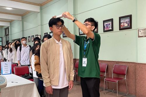 Đại học bỏ tiêu chí chiều cao sau khi Bộ GD&ĐT 'tuýt còi'