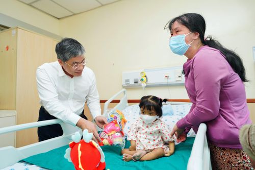 Cô ruột hiến gan cứu cháu gái 22 tháng tuổi
