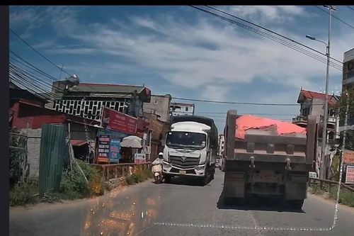 Xe tải chạy ẩu đâm trúng người đi xe máy