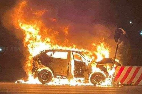 Tai nạn giao thông mới nhất 7/6/2024: Ô tô Mazda cháy rụi, tài xế thoát chết