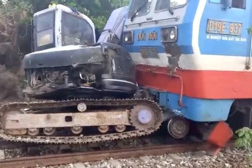 Bình Thuận: Tàu hỏa tông phải máy xúc đang thi công cải tạo đường ray