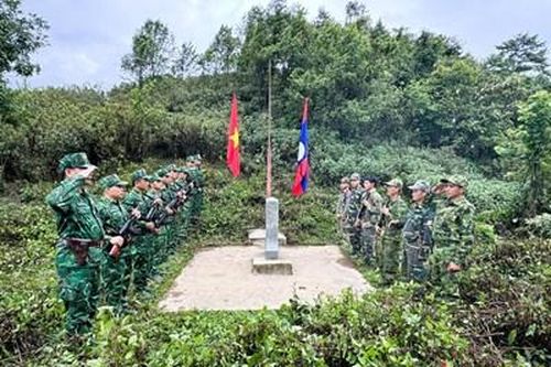 Bộ đội Biên Phòng tỉnh Nghệ An và Đại đội Biên phòng 217 (Lào) tuần tra song phương bảo vệ biên giới