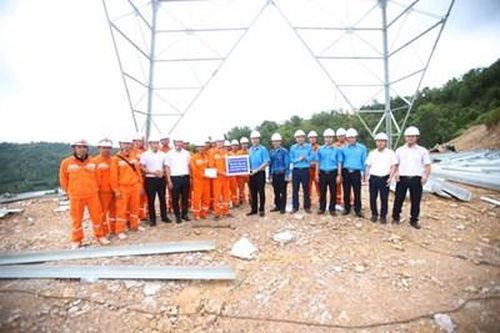 Công đoàn EVNNPC 'tiếp sức' cho người lao động trên công trường thi công đường dây 500kV mạch 3