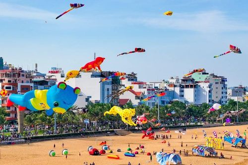 Hơn 200 con diều 'khủng' biểu diễn trong lễ hội thả diều ở Quy Nhơn