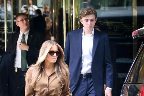 Vẻ điển trai hút hồn của con trai út 18 tuổi nhà ông Trump