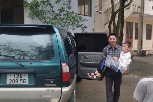 Mới mổ ruột thừa thí sinh ở Lạng Sơn được hỗ trợ đến phòng thi