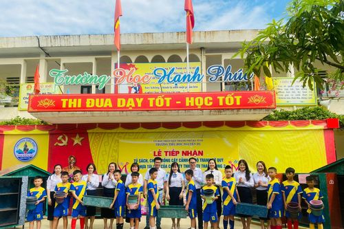 Công ty Thanh Tùng 2 trao tặng sản phẩm tái chế cho các trường học