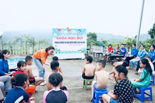 Hỗ trợ học sinh miền núi tham gia lớp học bơi