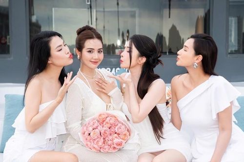 Hình ảnh diễn viên Phan Minh Huyền đón sinh nhật sớm bên hội bạn thân