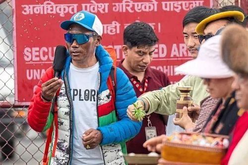 Người đàn ông Nepal lập kỷ lục lần thứ 30 chinh phục đỉnh Everest
