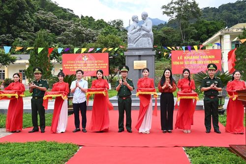 Khánh thành tượng đài 'Bác Hồ với chiến sĩ biên phòng' ở Đồn Biên phòng Hương Quang