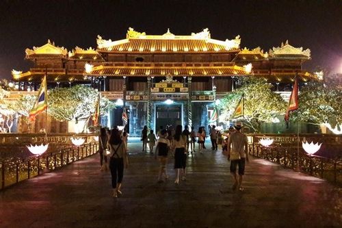 Huế dừng đón khách tham quan Đại Nội ngày 7/6