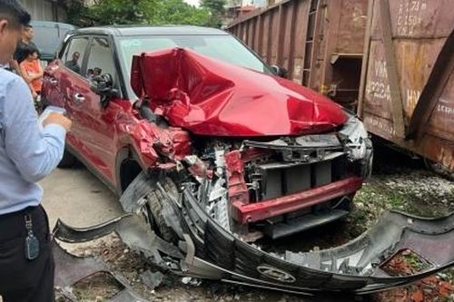 Công an xem xét xử lý tài xế đỗ ô tô sát đường sắt, bị tàu hỏa tông biến dạng