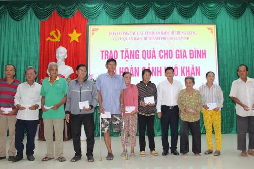 Các cơ quan báo chí tặng quà cho gia đình có hoàn cảnh khó khăn tỉnh Long An