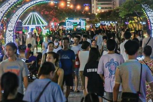Sợ chen lấn ngày khai trương, hàng nghìn người đổ về phố đi bộ vui chơi sớm