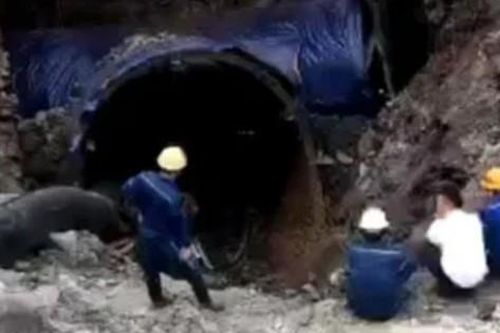 Mở thêm đường hầm tìm kiếm công nhân nghi mất tích dưới 'hố tử thần'