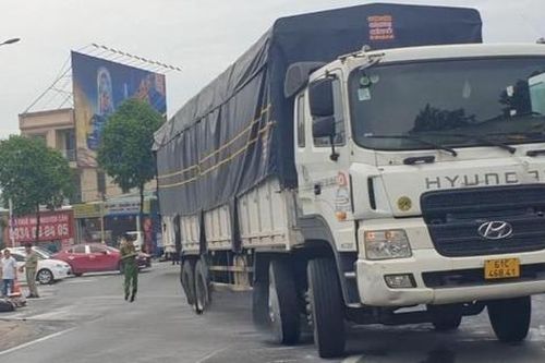 Xe máy va chạm ô tô tải, bé trai 9 tuổi tử vong