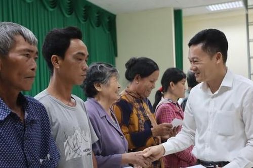 Cơ quan thường trực khu vực miền Nam, Ban Tuyên giáo Trung ương và cơ quan báo chí chia sẻ yêu thương đến Long An