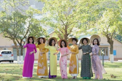 'Nếp áo thanh xuân' tôn vinh áo dài Việt