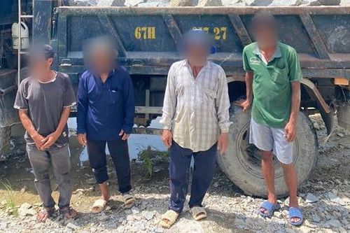 Bắt quả tang nhóm đối tượng khai thác, vận chuyển đá trái phép