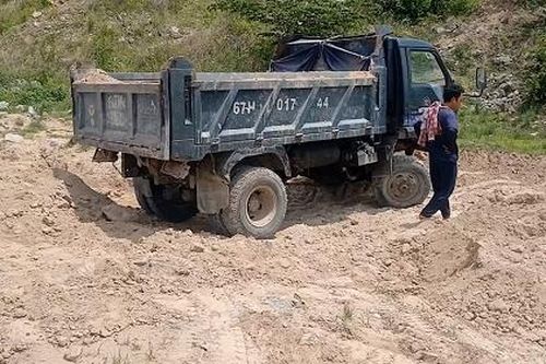 Bắt quả tang 2 đối tượng khai thác khoáng sản trái phép