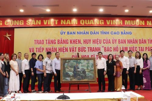 Tỉnh Cao Bằng tiếp nhận bức tranh quý 'Bác Hồ làm việc tại Pác Bó'