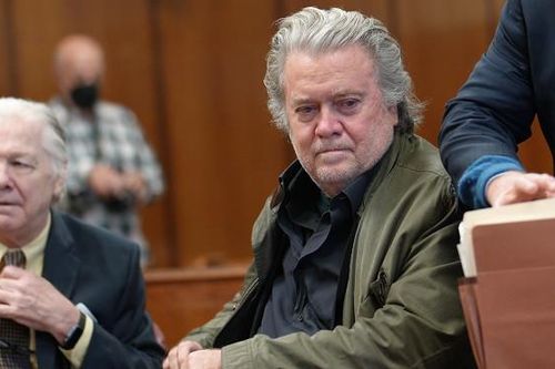 Cựu cố vấn nổi tiếng của ông Trump được yêu cầu thi hành án phạt tù