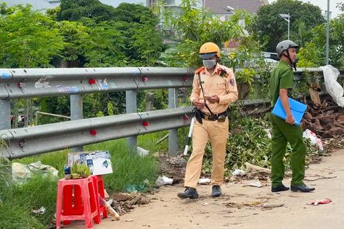 Đi bộ trên đường ray, một người bị tàu hỏa đâm văng vào lề, tử vong tại chỗ