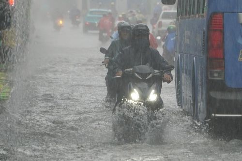 Mưa lớn giữa trưa, nhiều tuyến đường TPHCM lại ngập nặng