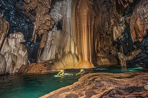 Vẻ đẹp siêu thực của hồ 'treo' trên vách hang động ở Quảng Bình