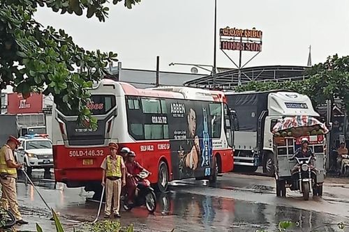 Xe khách trơn trượt quay ngang văng trúng xe máy, 2 người thương vong