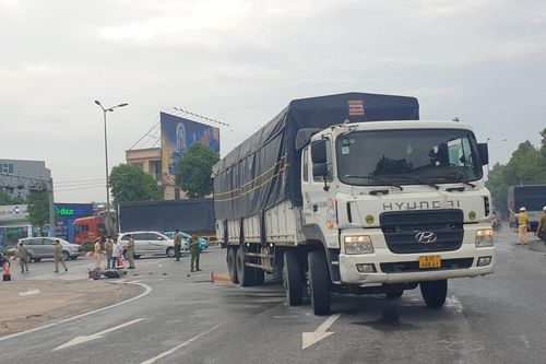 Xe tải ôm cua cán chết bé trai 9 tuổi tại giao lộ ở Bình Dương