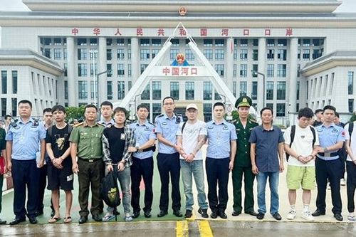 Trao trả 5 công dân Trung Quốc nhập cảnh trái phép vào tỉnh Bình Phước